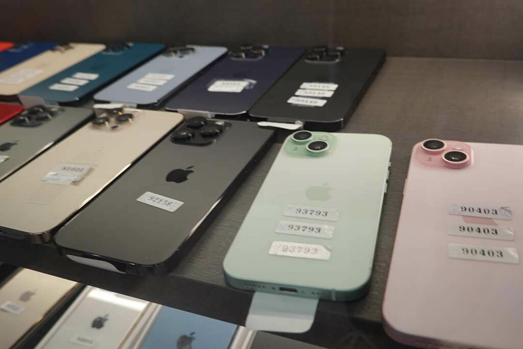 二手 iPhone 實體展示,青蘋果3C 門市收購後上架的真實商品照片